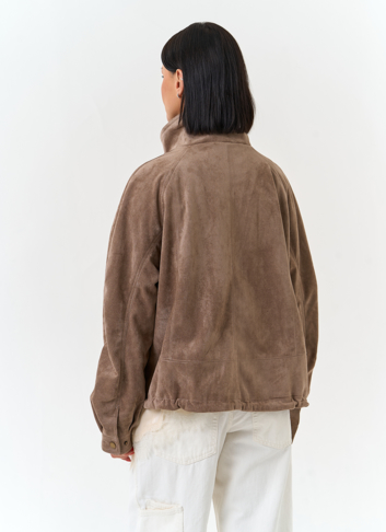 Женская куртка из эко замши с воротником стойкой