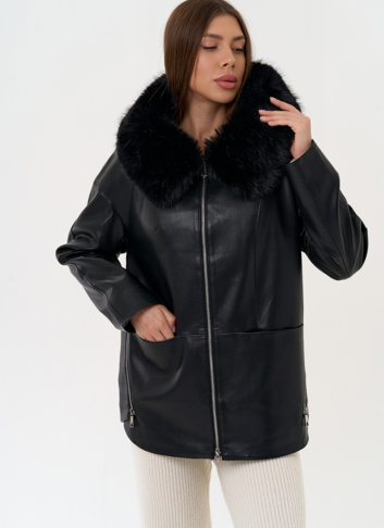 Женская утепленная куртка из эко кожи с капюшоном из эко меха