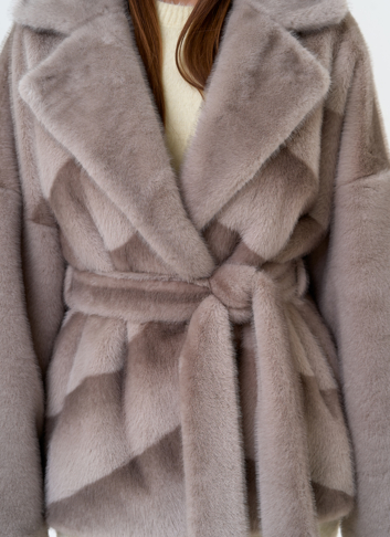 Женская шуба из эко меха с английским воротником 