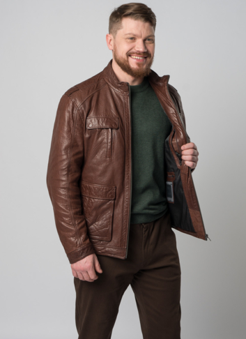 Мужская кожаная куртка коричневого цвета