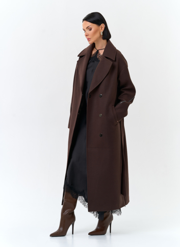 Женское пальто с английским воротником