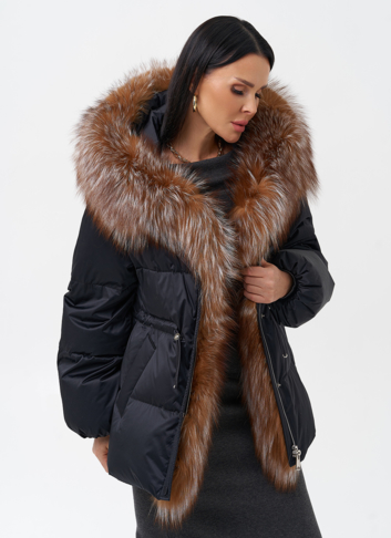 Женский пуховик с отделкой из меха лисы