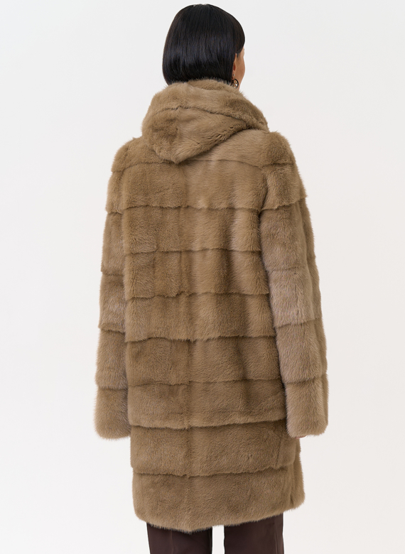 Поперечная норковая шуба с капюшоном