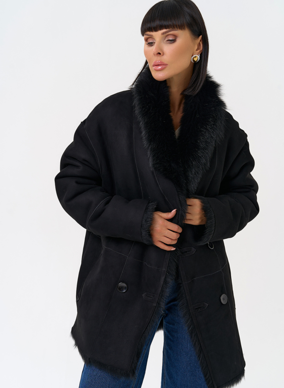 Двухсторонняя дубленка черного цвета с декоративным поясом