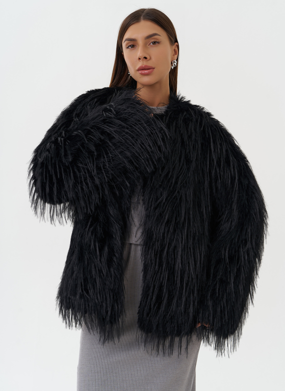 Женская шуба под эко страуса черного цвета