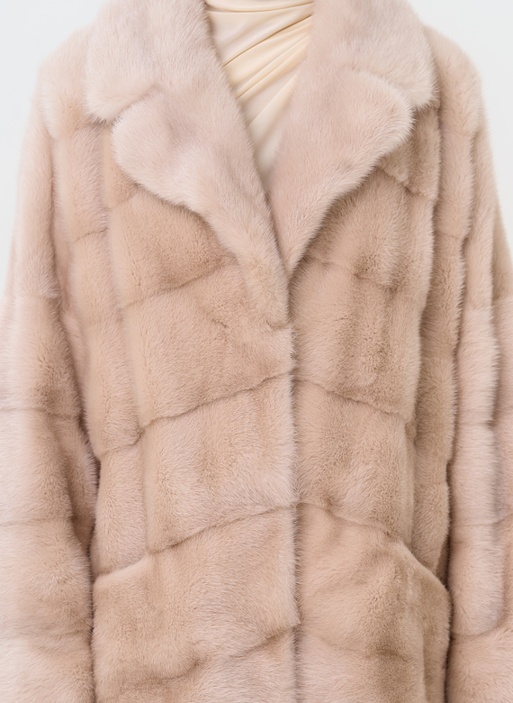 Укороченная шуба из меха норки с английским воротником