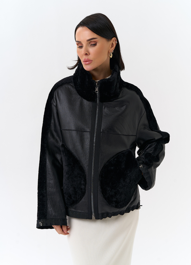 Короткая двухсторонняя дубленка в черном цвете модель № 32082 меха малина