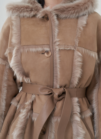 Женская дубленка с капюшоном