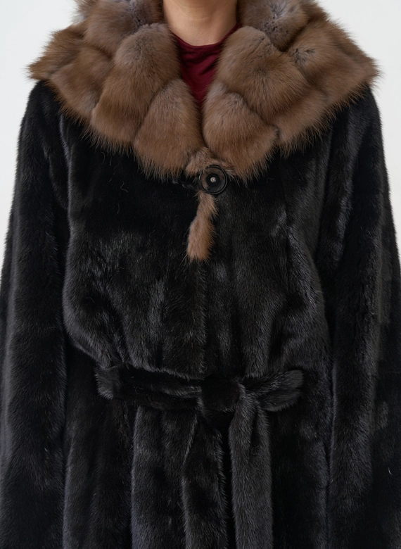 Норковая шуба с капюшоном из меха куницы