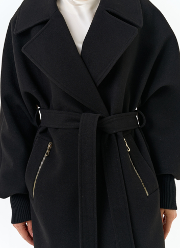 Женское укороченное пальто с декоративными молниями