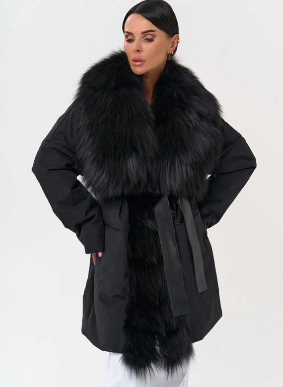 Женское зимнее полупальто черного цвета с мехом лисы