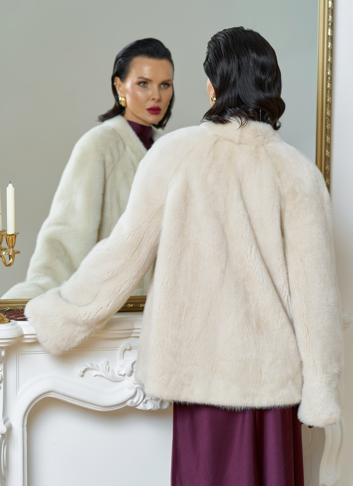 Укороченная шуба из меха норки с акцентными пуговицами