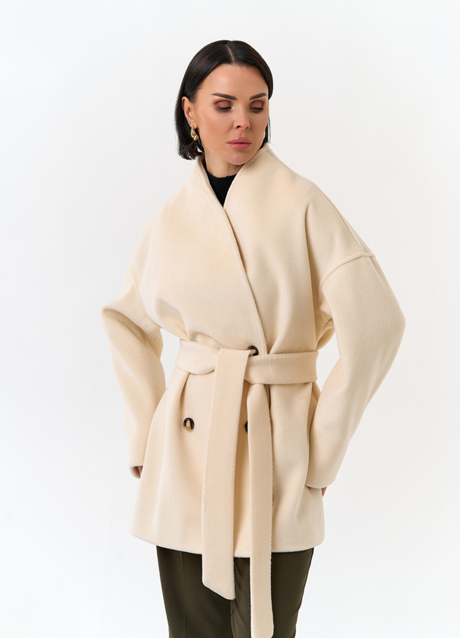 Светлое укороченное пальто с поясом модель № 32814 универмаг малина