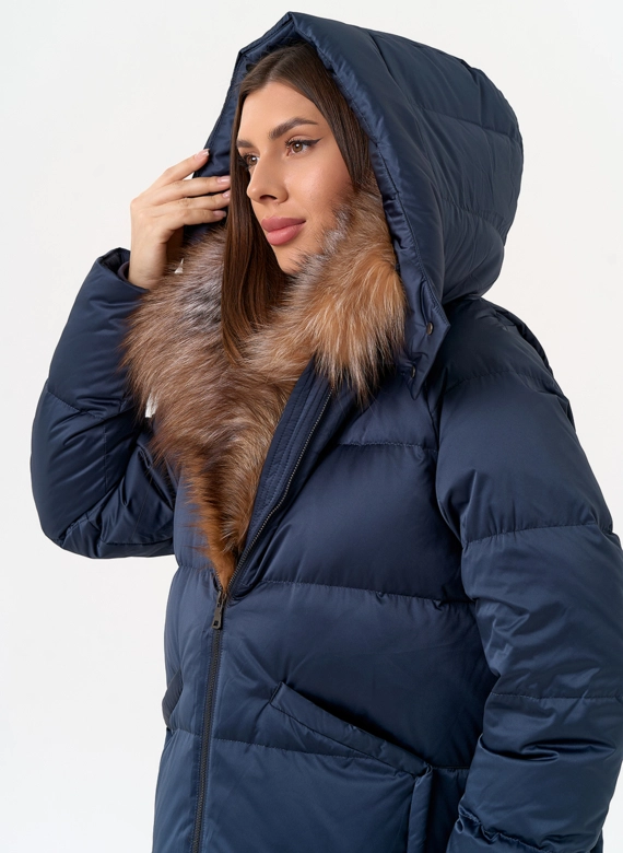 Женский пуховик с отделкой из меха блюфрост