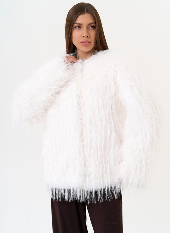 Женская шуба под эко страуса белого цвета