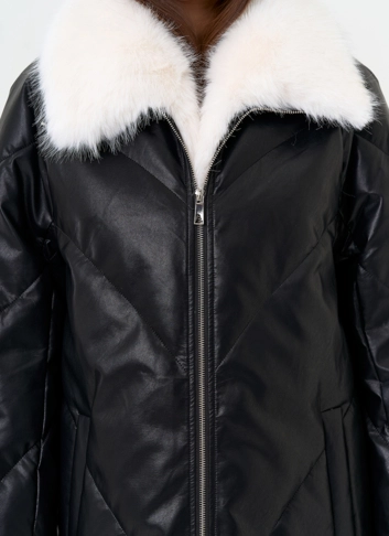 Женский пуховик из эко кожи с отделкой из эко меха