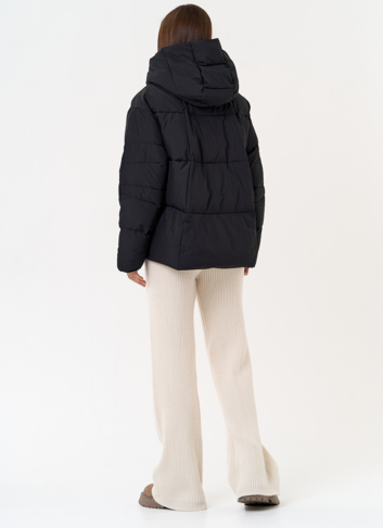 Женский пуховик черного цвета с капюшоном