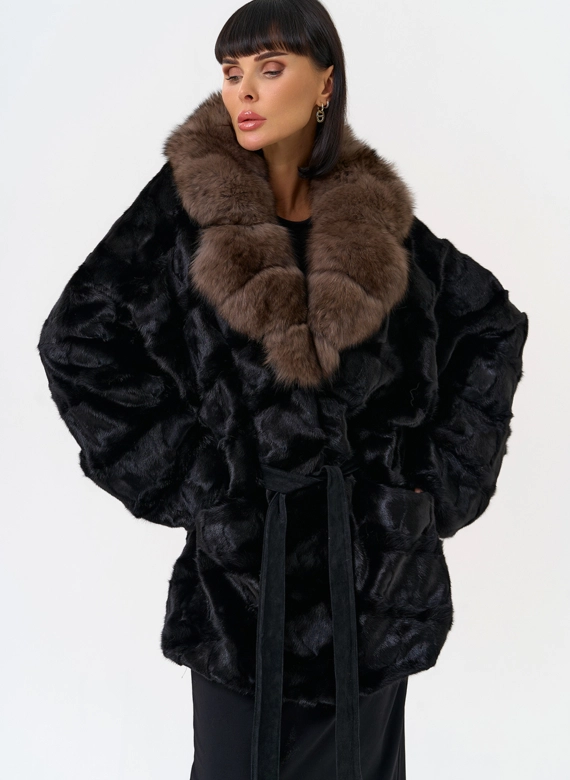 Женская шуба из меха норки  воротником из меха песца