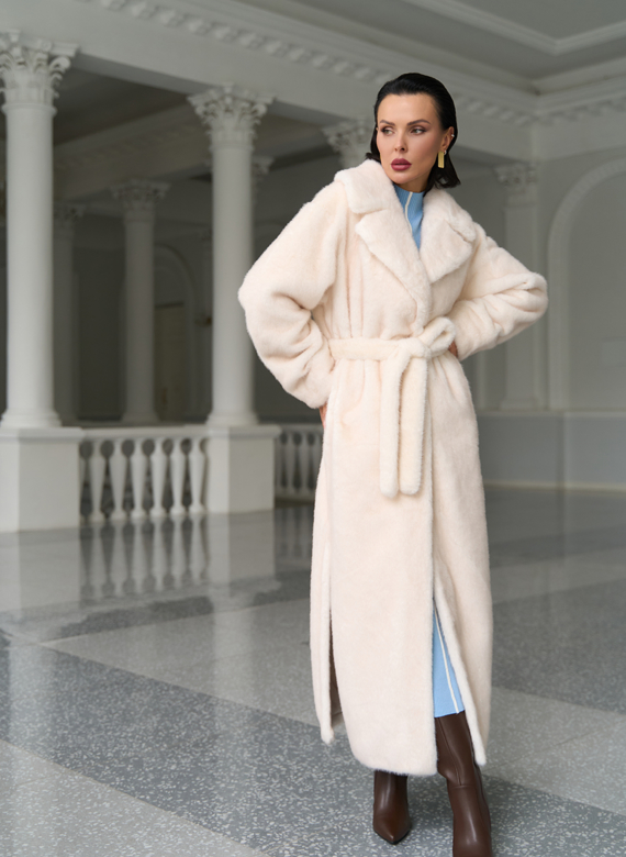 Женское пальто из эко меха молочного цвета