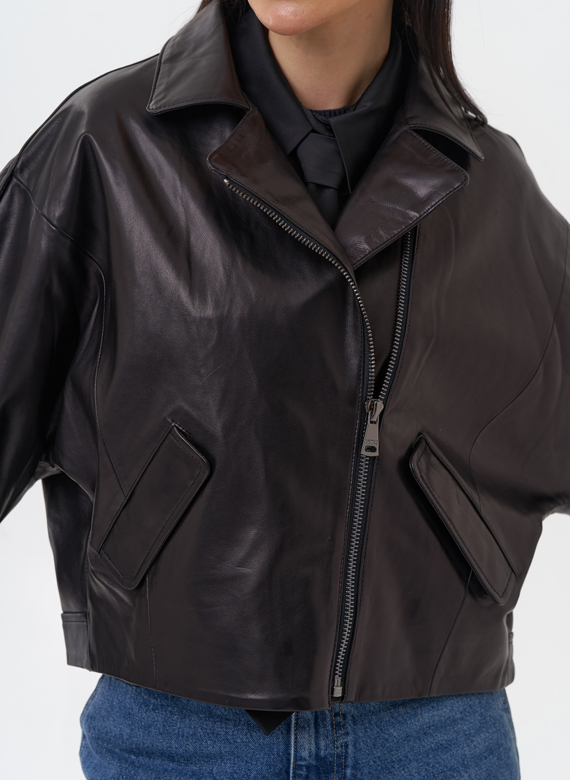 Черная кожаная куртка