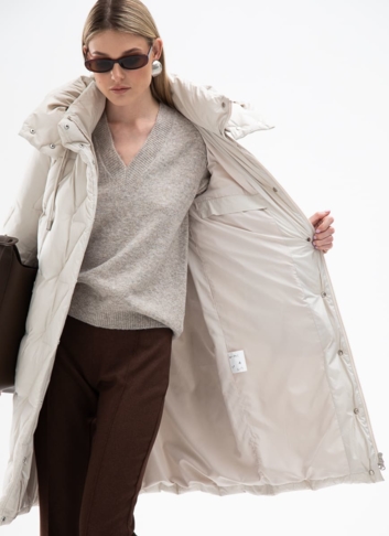 Женский светлый пуховик с поясом