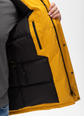 Мужской пуховик с капюшоном из меха енота