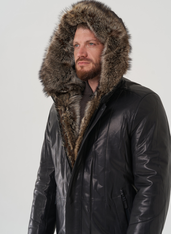 Мужская куртка с капюшоном на мехе из волка
