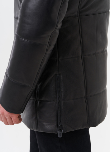 Пуховик из натуральной кожи с отделкой из меха енота