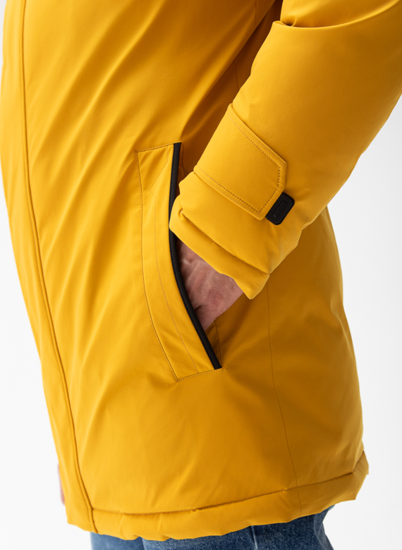 Мужской пуховик с капюшоном из меха енота