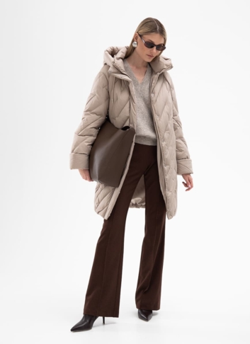 Женский пуховик бежевого цвета с капюшоном
