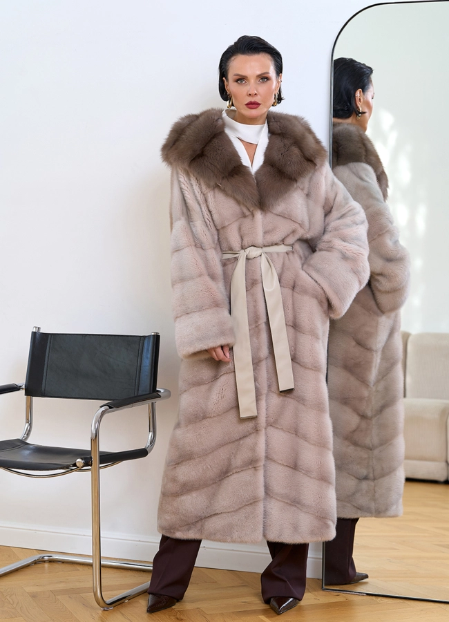 Длинная шуба из норки с капюшоном из меха куницы модель № 28128 меха малина фото