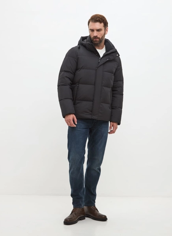 Мужской пуховик черного цвета 
