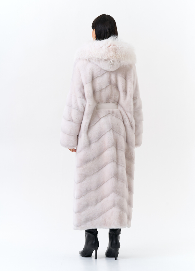 фото Белая шуба из меха норки с капюшоном из меха енота модель № 31714