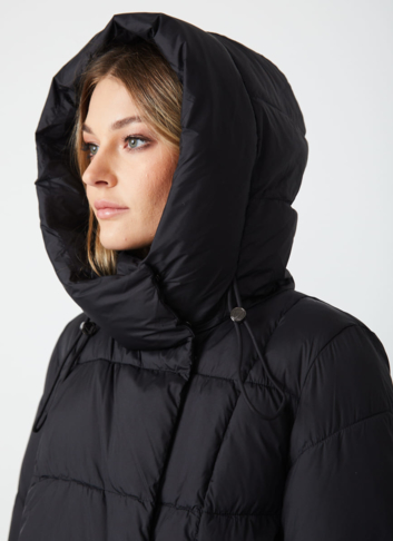 Женский пуховик черного цвета с капюшоном