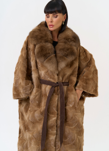 Женская шуба из меха норки с воротником их меха песца