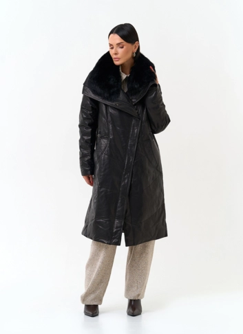 Женский кожаный пуховик с отделкой из меха лисы фото